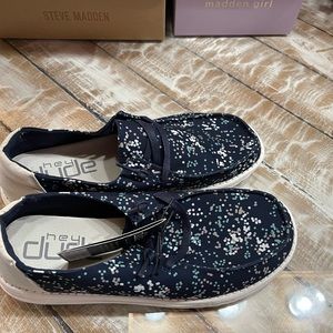 NWT ladies Hey Dudes sz 10